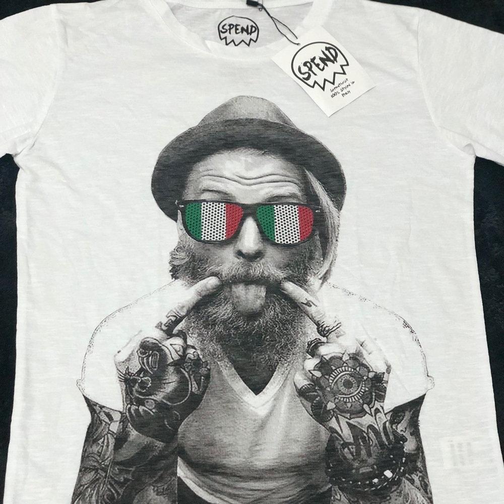 Tee with cool artwork - Picture 2 of 3